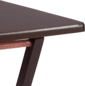 Detalle del borde y soporte de una mesa plegable de madera oscura.