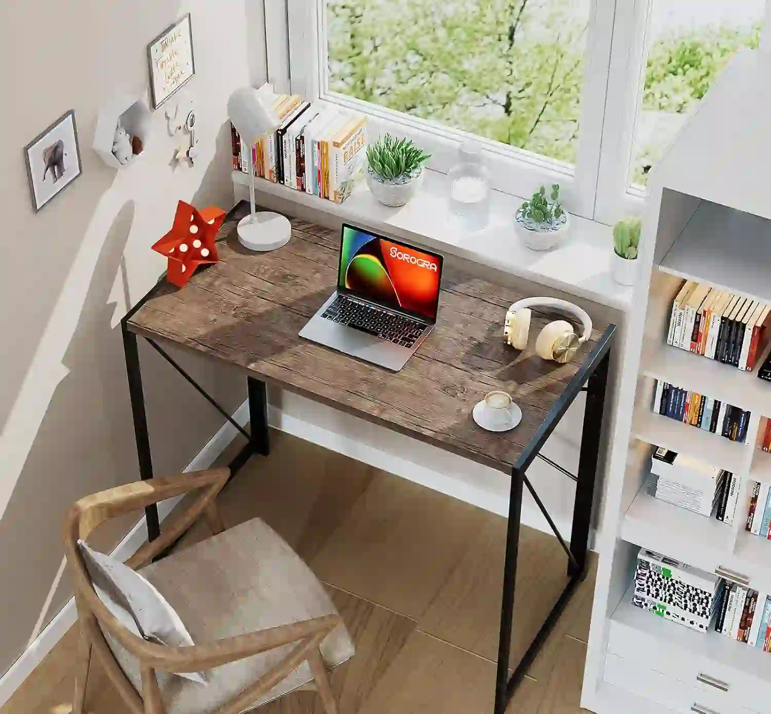 Ideas de escritorios para espacios reducidos: escritorios espacios reducidos con tablero de madera rústica y estructura metálica negra, colocado frente a una ventana con libros, laptop, lámpara y accesorios decorativos. Uno de los mejores escritorios para poco espacio.