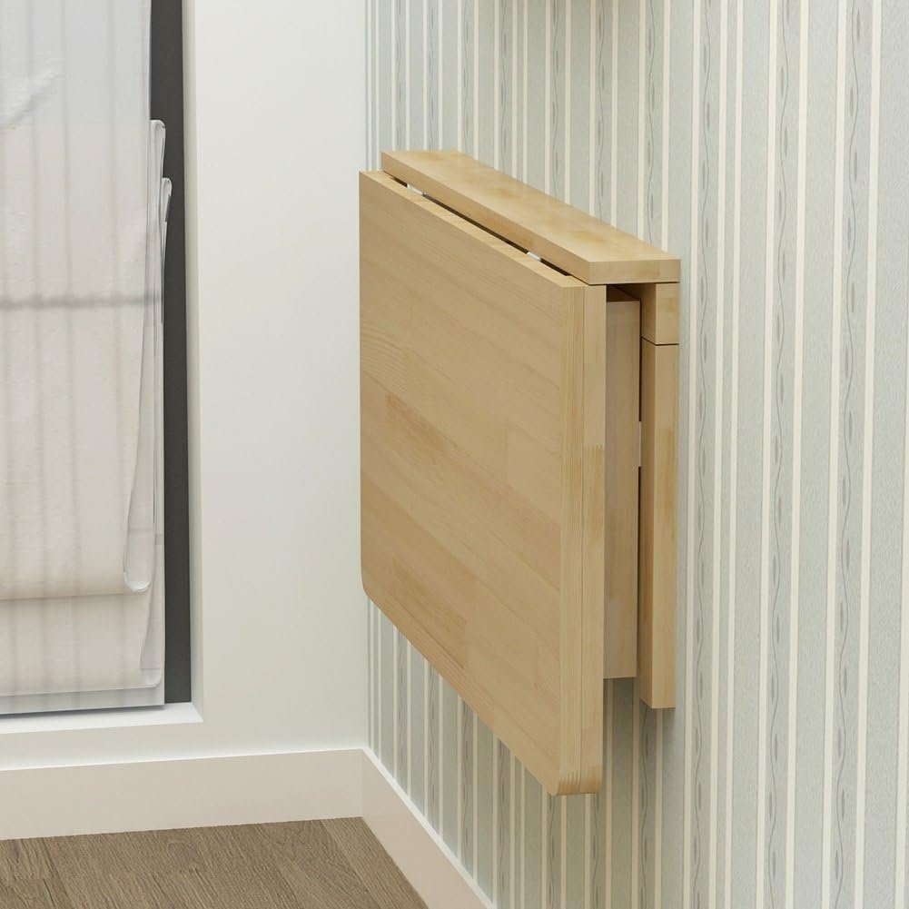 Mesa plegable de madera clara montada en la pared, en posición cerrada, ideal para espacios reducidos y decoración funcional.
