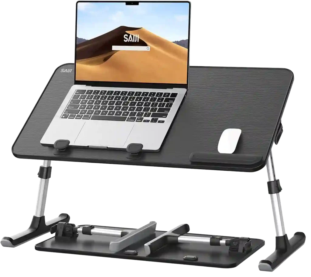 Mesa ajustable para laptop con soporte inclinable y espacio para mouse, ideal para trabajar desde casa o en la cama.