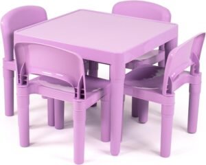 Conjunto de mesa infantil cuadrada de plástico color morado con cuatro sillas a juego para niños pequeños